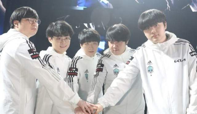 背景而受到 背景而受到